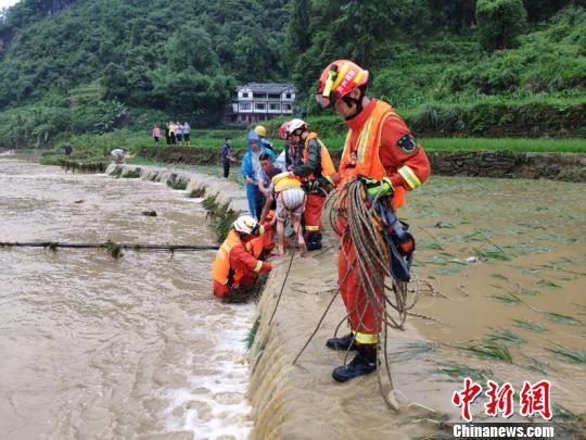 图为消防员展开救援。王腾 摄