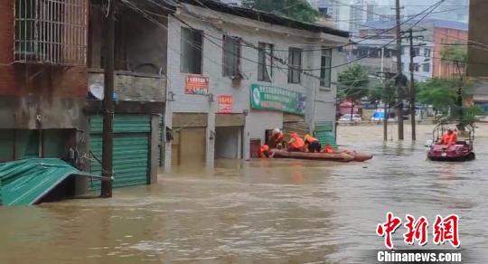 图为消防员展开救援。宋世儒 摄