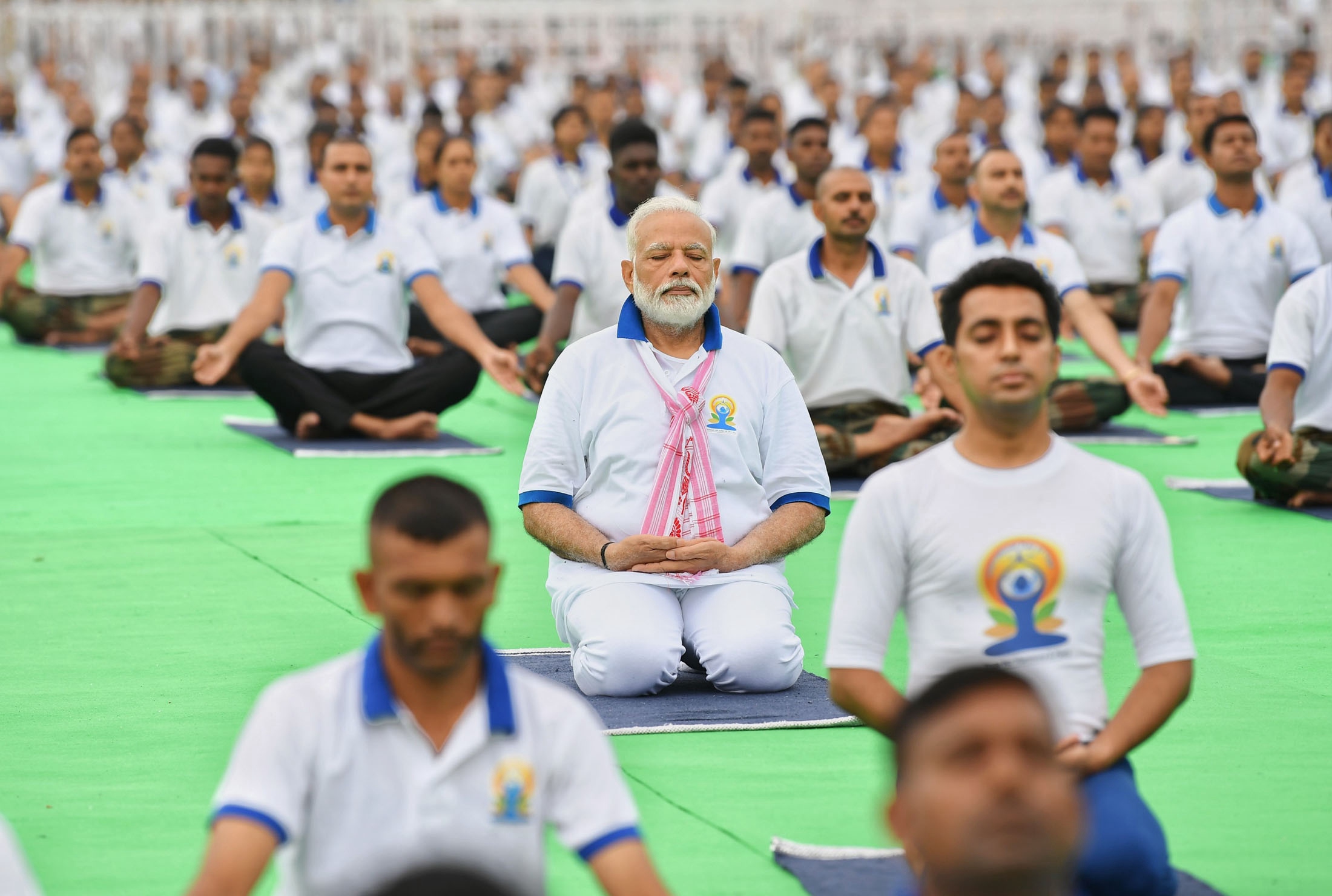 庆祝国际瑜伽日 印度总理莫迪带领数万人一起做瑜伽
