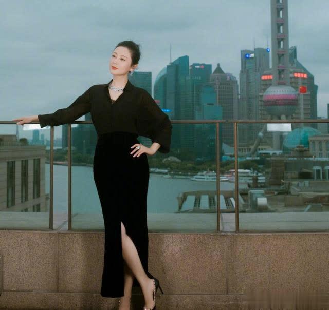 51岁陈红美上热搜，一眼惊艳不少人，不愧是“内地第一美人”。对此你有什么看法？欢迎留言！