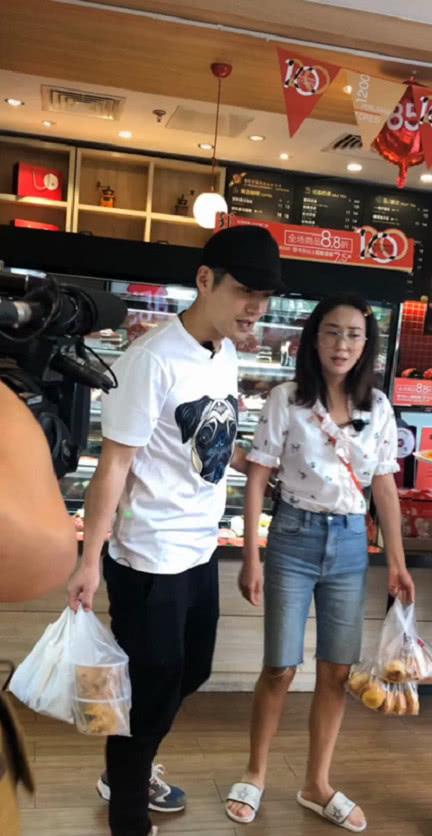 对于路人镜头下的杜若溪，虽然有不少网友吐槽素颜出镜的她比路人还路人，但是很真实接地气。