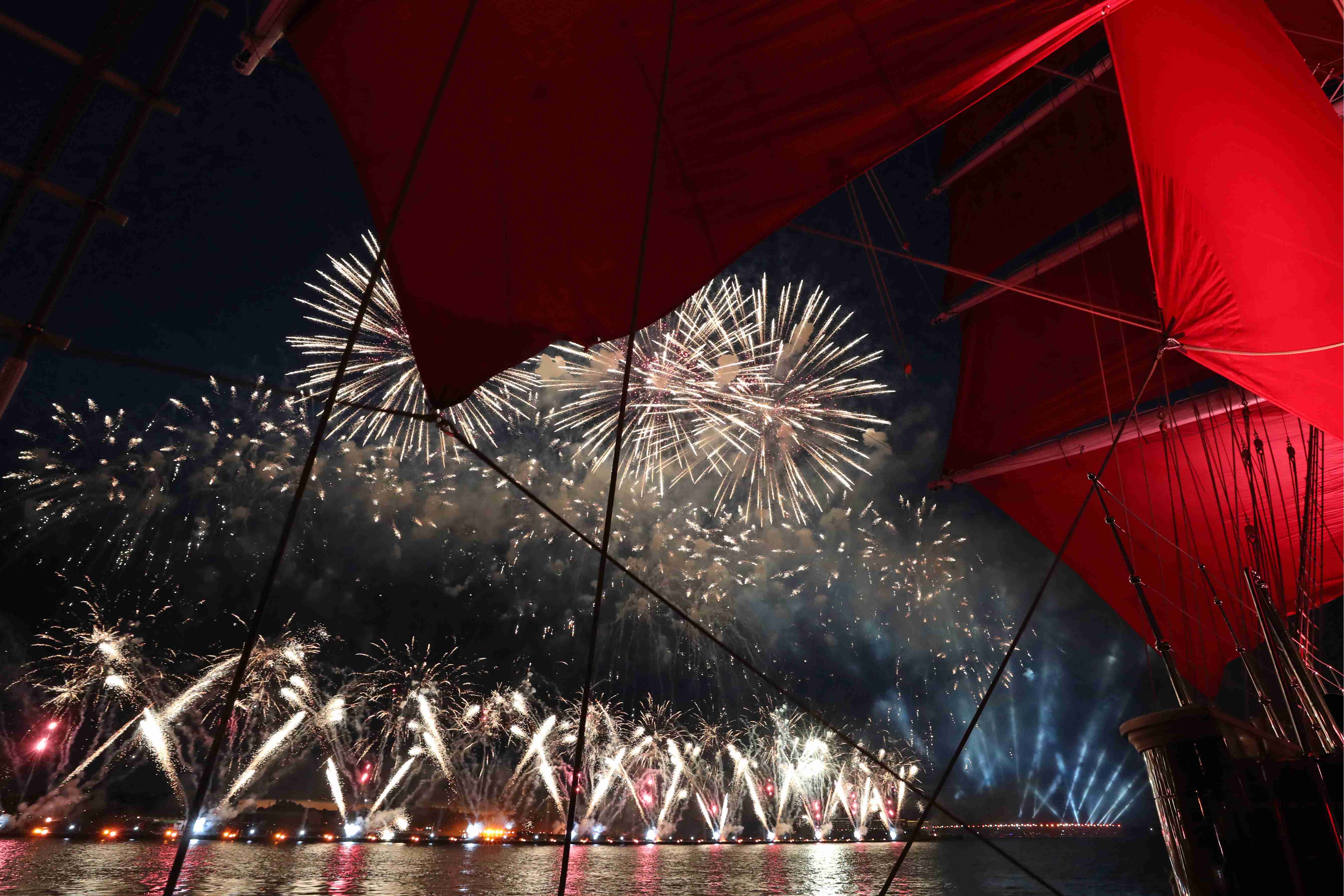 扬帆起航俄圣彼得堡举行红帆节美轮美奂