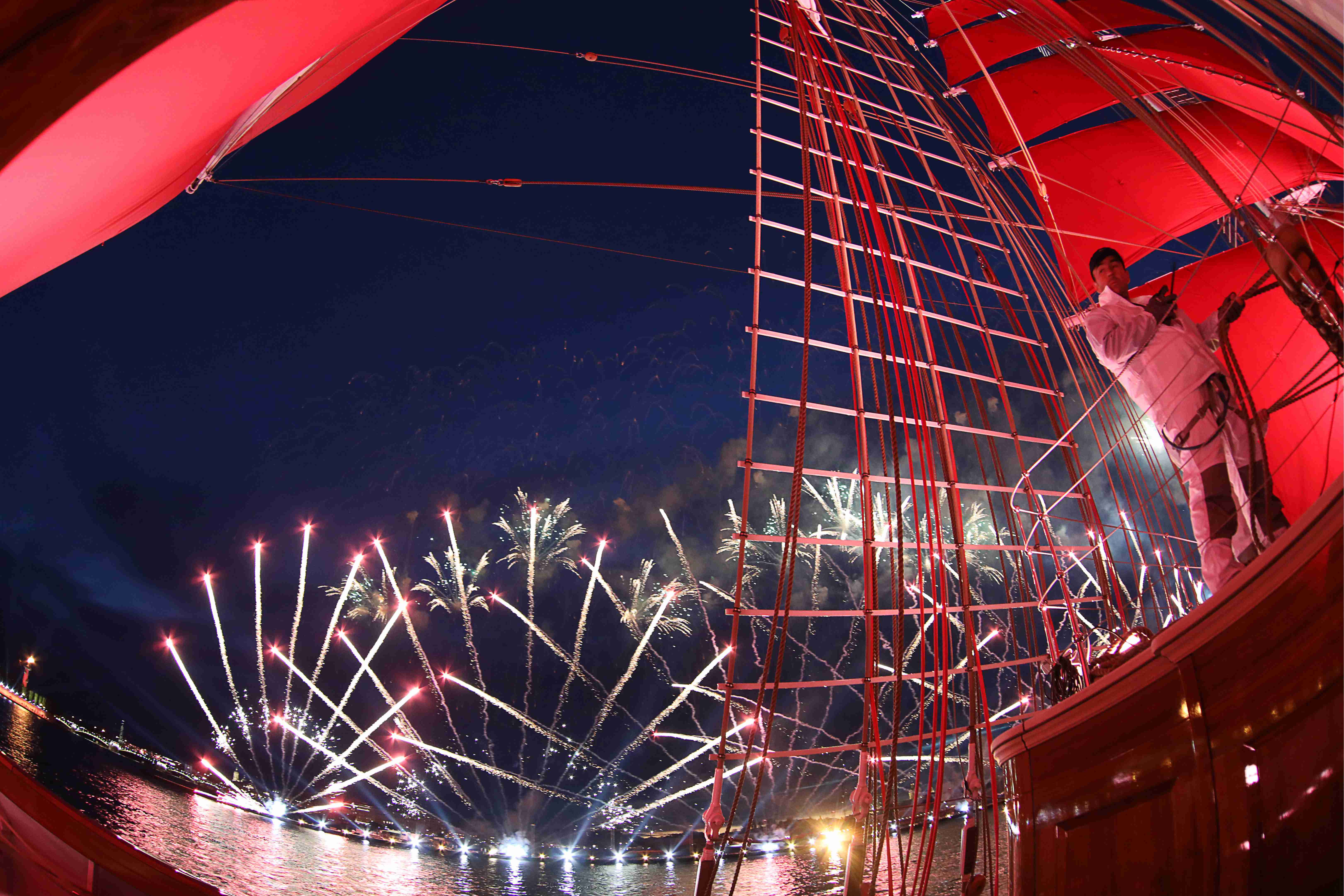 扬帆起航俄圣彼得堡举行红帆节美轮美奂