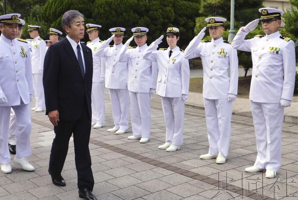 日本防相岩屋毅22日抵达广岛县吴市的海上自卫队吴基地,首次视察了海自“翔龙”号潜艇。