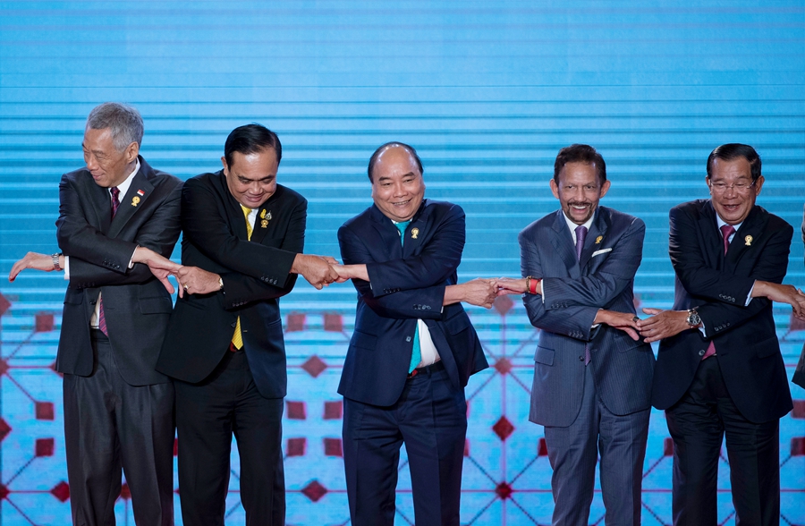 "交叉握手"太难 李显龙够不着菲总统不停打手势