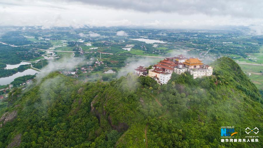 航拍岱鳌山主峰龙王顶 云外青山 岭畔人家