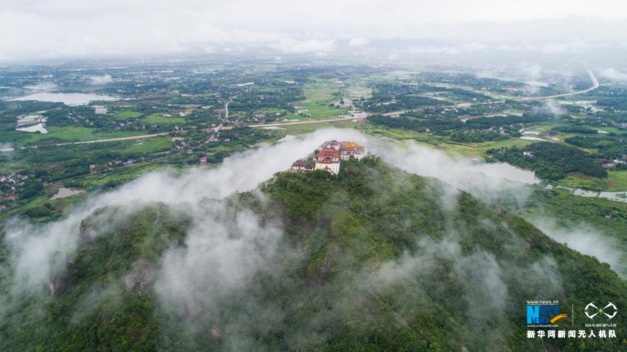 航拍岱鳌山主峰龙王顶 云外青山 岭畔人家