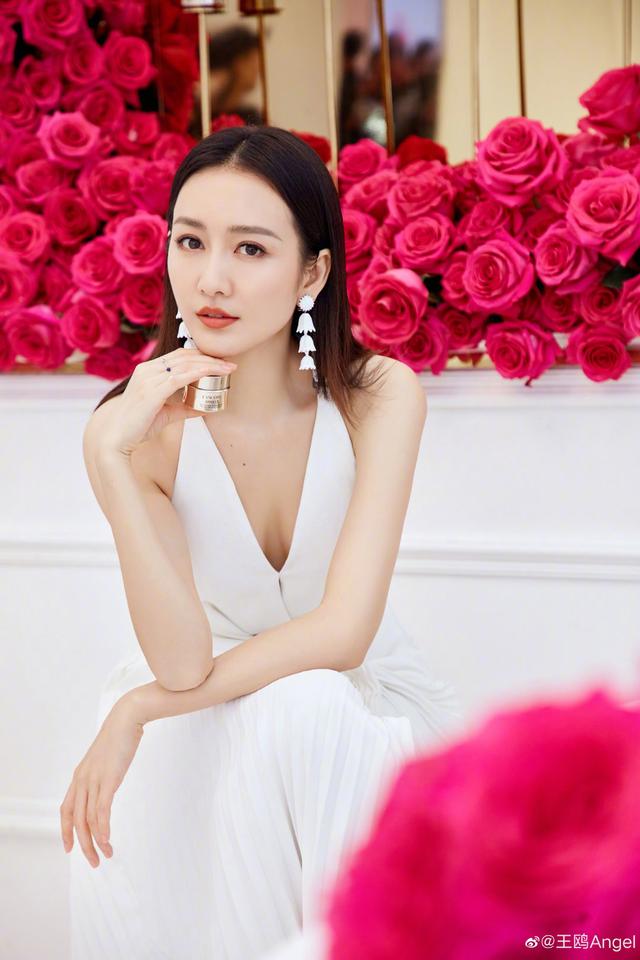 看着身材真的是没谁了~仿佛是花海里面的仙子一样~