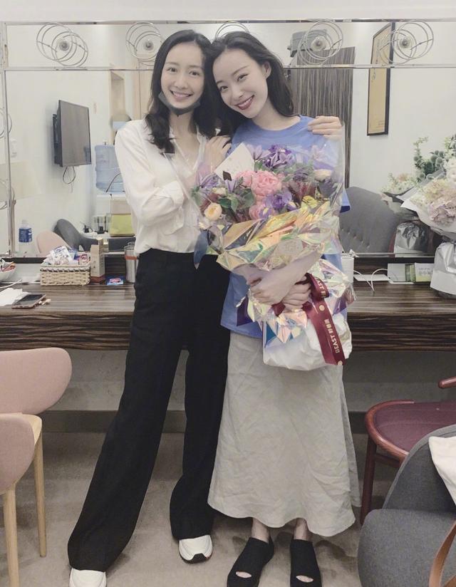 看着亲昵的样子，想必是闺中密友了~