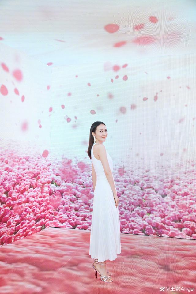 倪妮平时倒是孩子气十足了~玩着泡泡机都是十分满足的节奏啊~