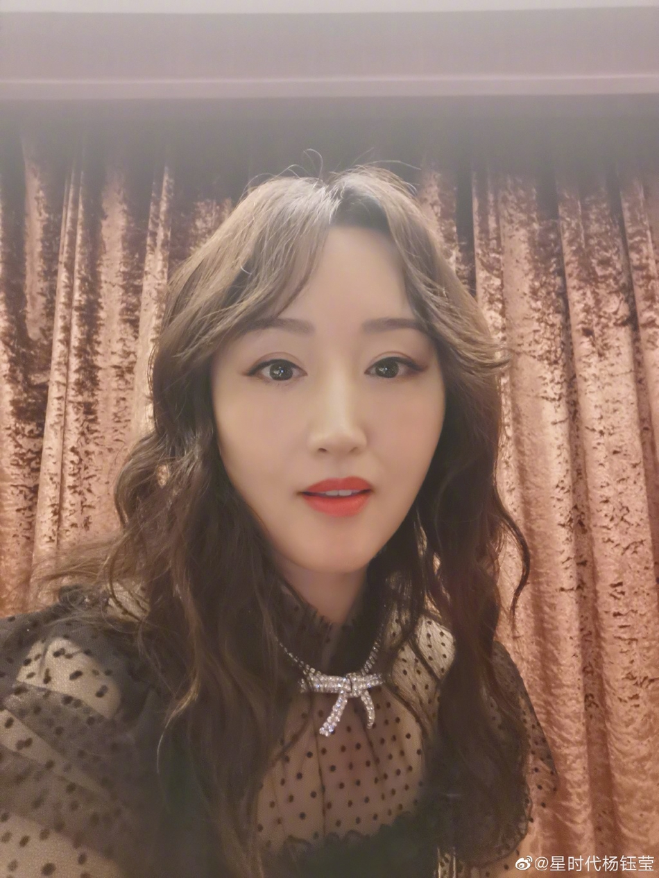 近日，杨钰莹在微博晒出美照，48岁的她竟然成了“蛇精脸”，网友大呼认不出。