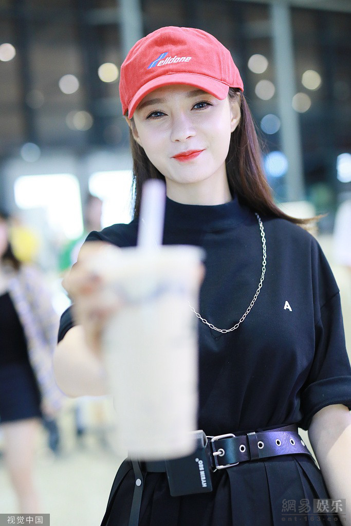 沈梦辰穿黑装配小红帽玩对眼喂粉丝喝奶茶