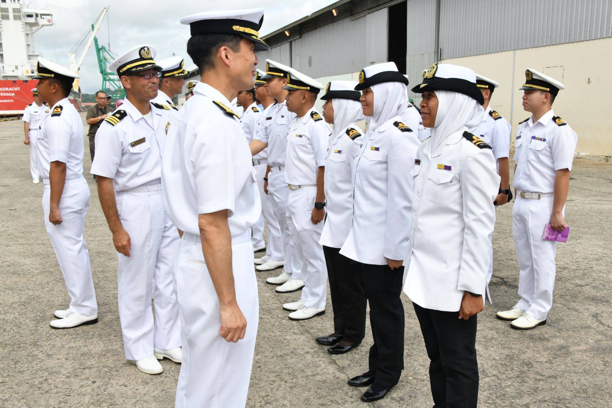 护卫舰与"曙"号护卫舰停泊在文莱港口 海上自卫队官员与文莱军官握手