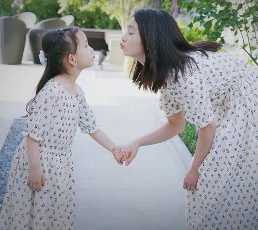 孙莉分享全家福黄多多穿超短裤很抢镜黄磊又忘记带弟弟出门了