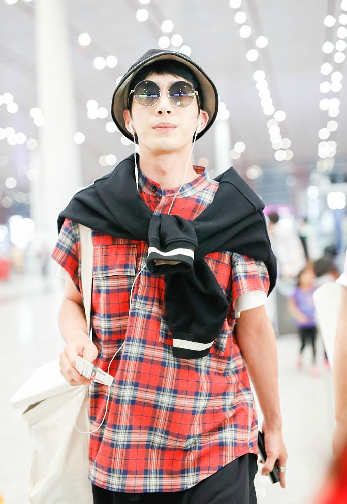 井柏然疑赴张若昀婚礼 戴渔夫帽依旧盐系少年范