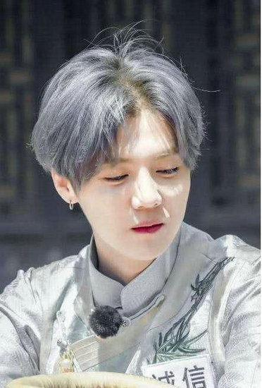 鹿晗的银发造型.