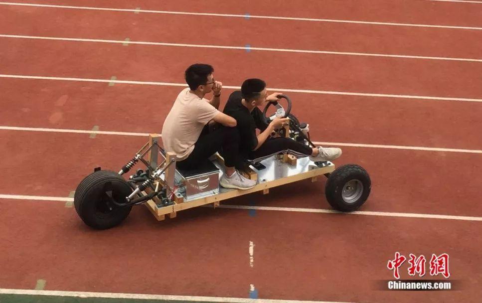 蒋皓开着自己制作的车在学校操场上试跑 受访者供图