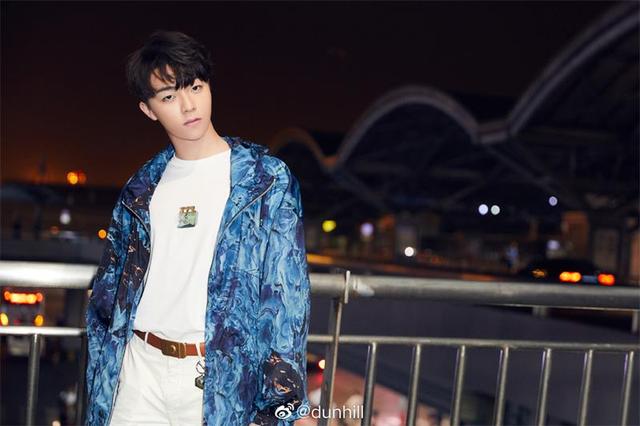 陈立农低调现身机场 黑色印花t恤个性张扬 呆萌小黄帽撞款杨幂