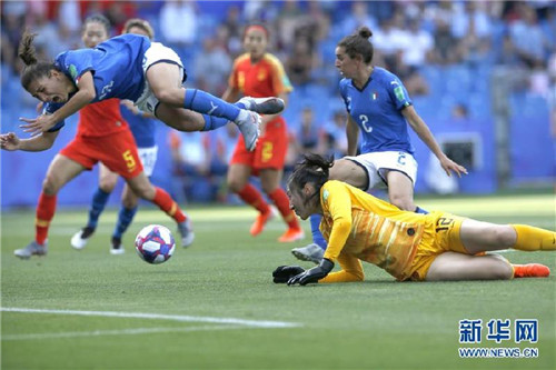 6月25日，中国队守门员彭诗梦（下）与意大利队球员巴尔托利在比赛中拼抢。新华社记者 丁旭 摄