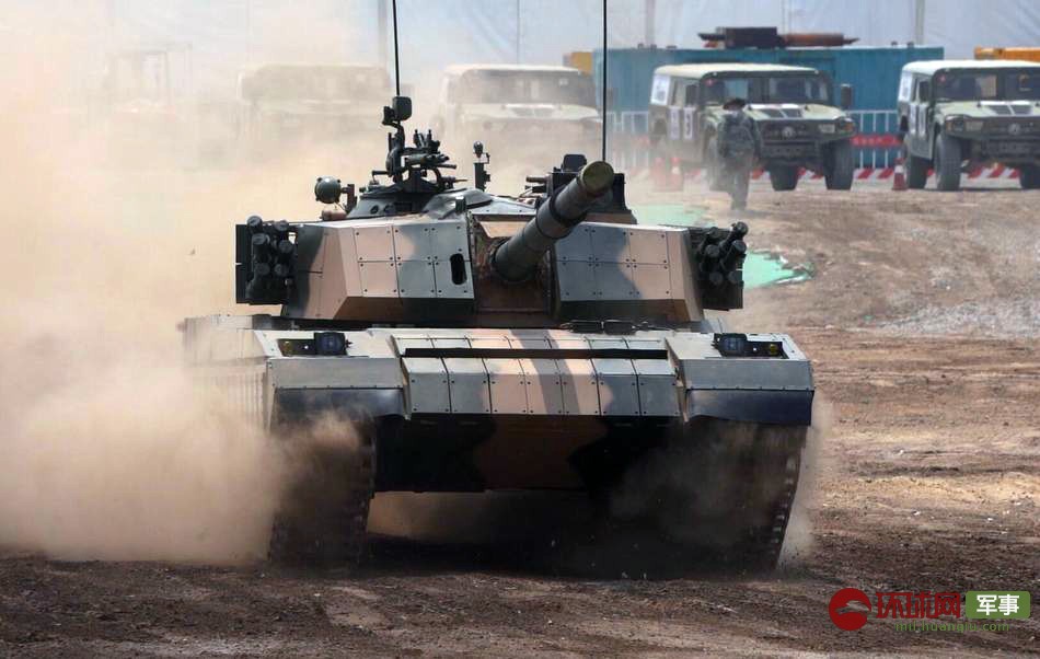 8 比战狼还精彩!国内"车展"上59式坦克飞沙走石