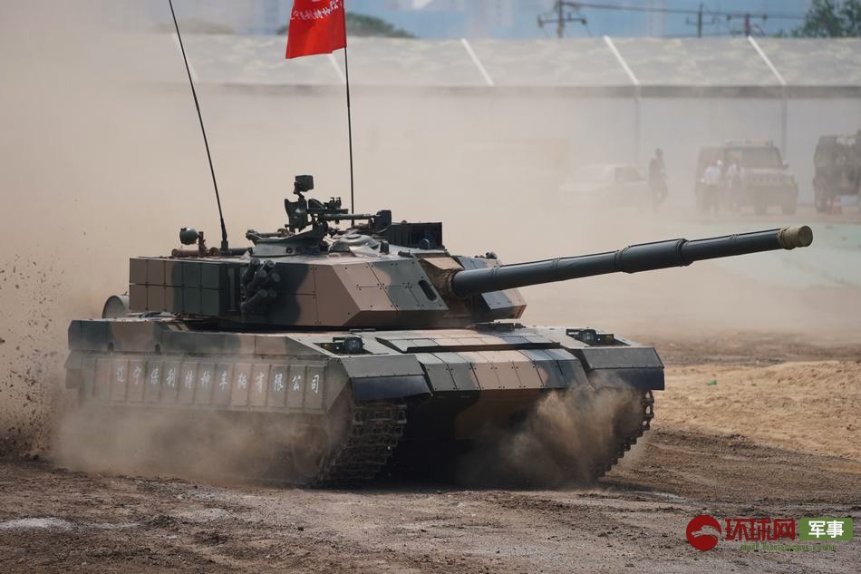 动态表演环节中,一辆保利集团的59d坦克登场,展示了高速行驶,旋转炮塔