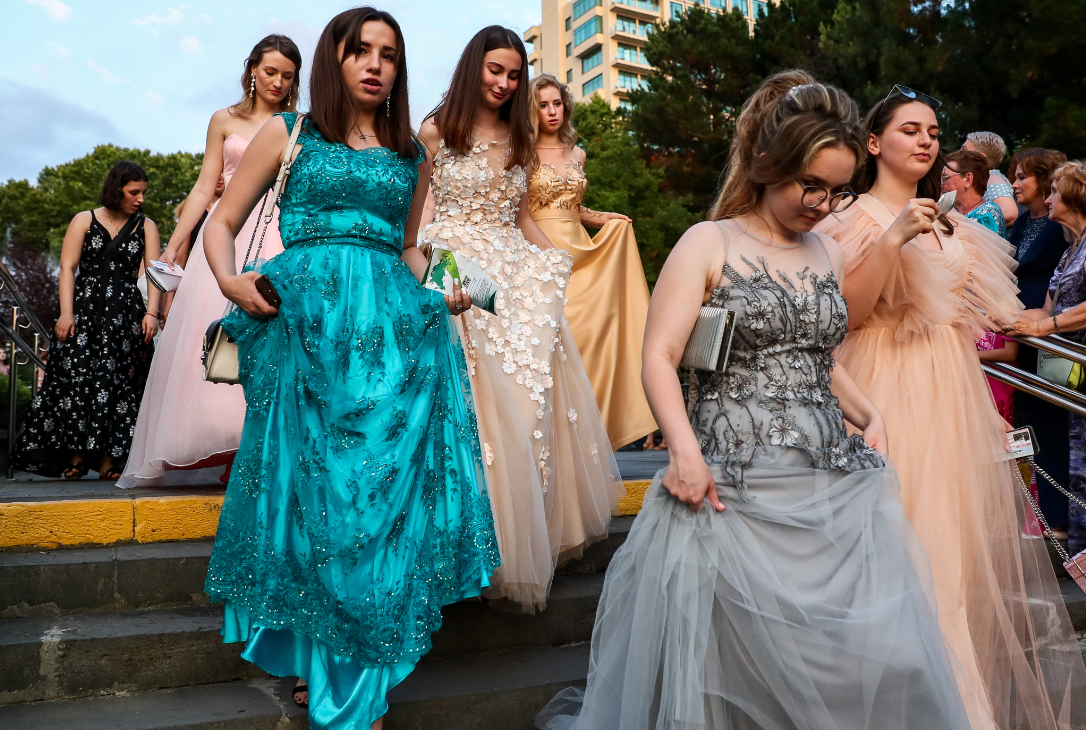 别人家的青春俄罗斯毕业生盛装舞会又是一场颜值盛宴