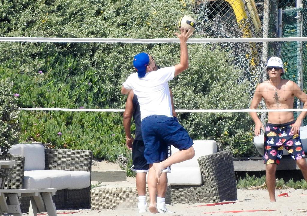 莱昂纳多与朋友打沙滩排球。