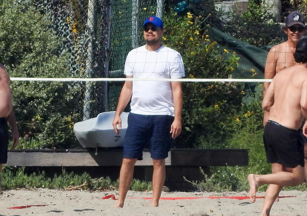 莱昂纳多穿白T搭配短裤。