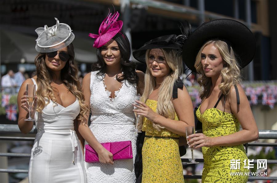 6月22日，在英国阿斯科特，人们出席皇家阿斯科特赛马会。新华社记者 韩岩 摄