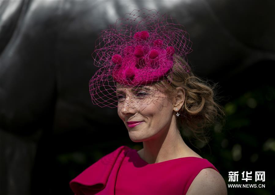 6月22日，在英国阿斯科特，一名女士出席皇家阿斯科特赛马会。新华社记者 韩岩 摄