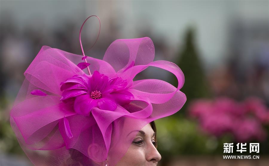 6月22日，在英国阿斯科特，一名女士出席皇家阿斯科特赛马会。新华社记者 韩岩 摄