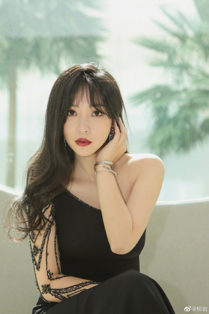 柳岩穿黑色长裙香肩半露