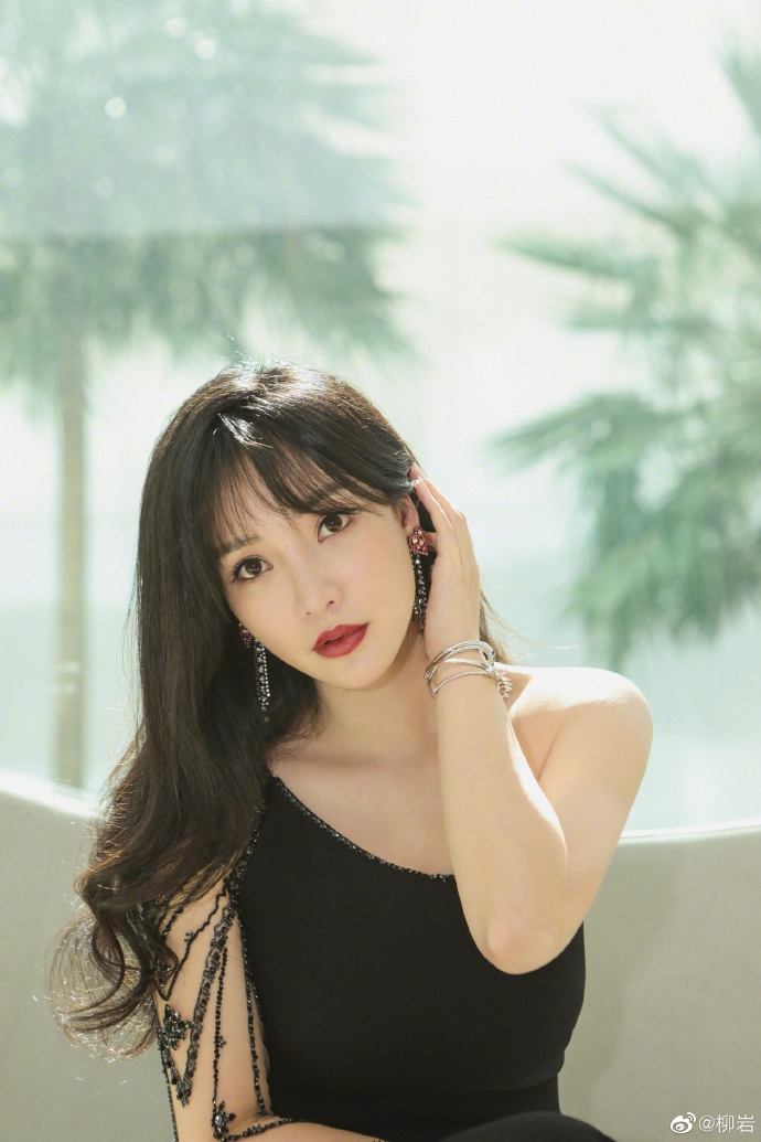 柳岩烈焰红唇身材窈窕