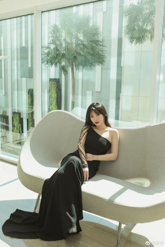 柳岩烈焰红唇身材窈窕