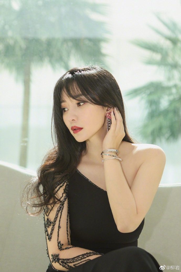 柳岩穿黑色长裙香肩半露