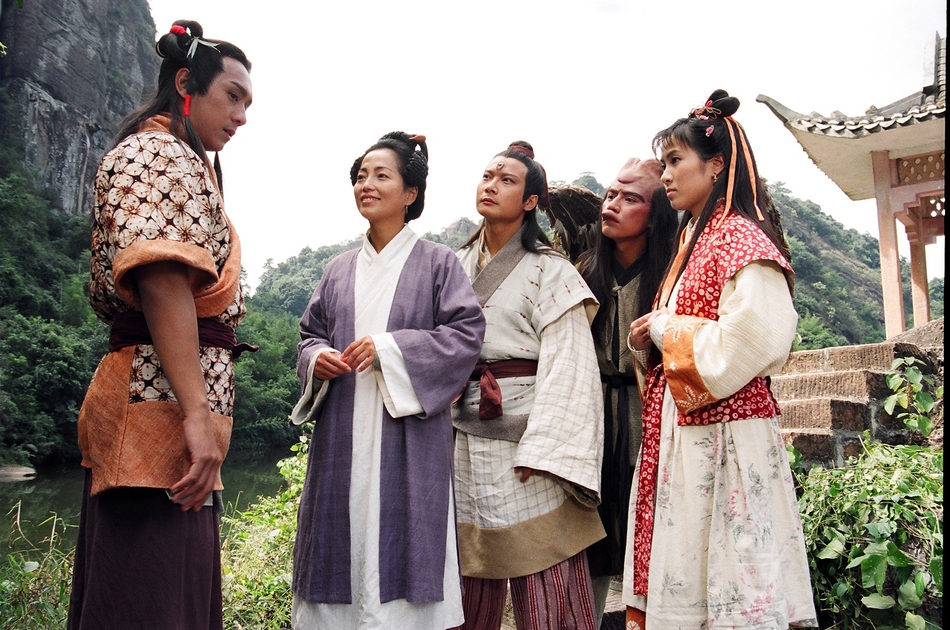 汤盈盈生活中的丈夫，正是在《封神榜》中饰演“杨戬”的钱嘉乐（左三）。