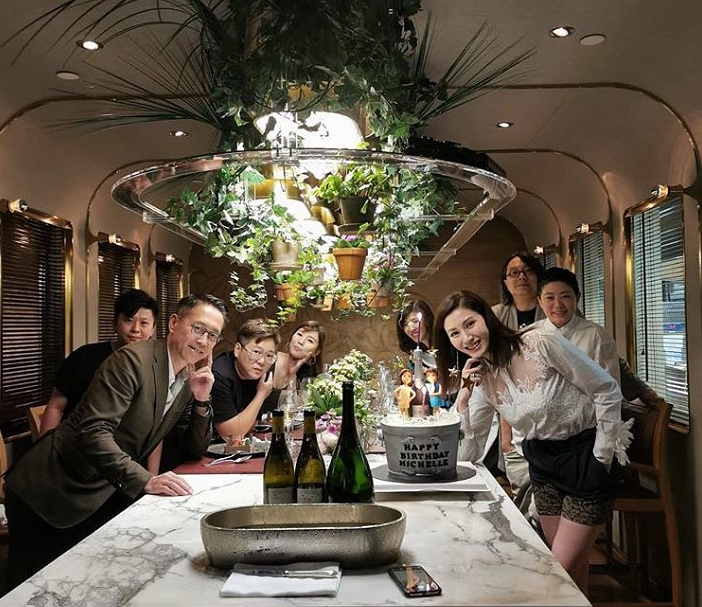 看样子这场聚会是香港顶级富豪们的私下聚会,也意外暴露出一些细节