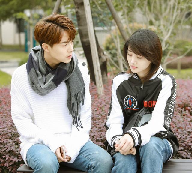 马天宇郑爽新剧照曝光!同穿卫衣演学生,两人都嫩了不止10岁