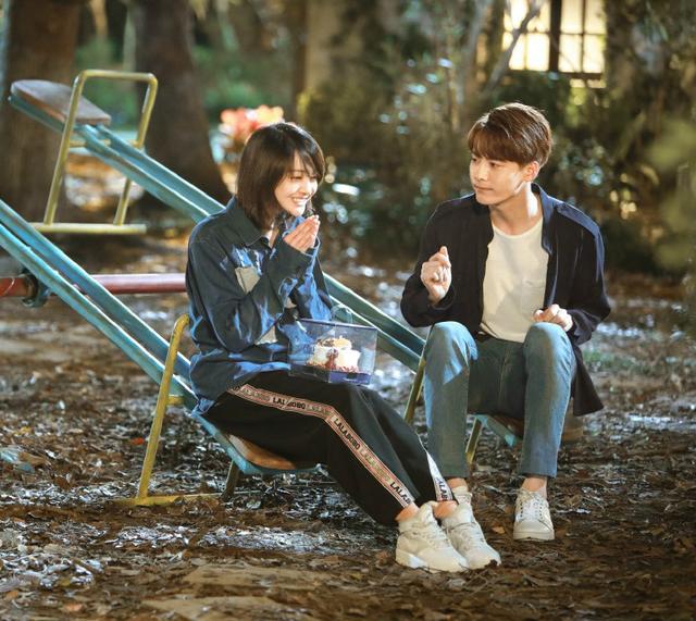 马天宇郑爽新剧照曝光!同穿卫衣演学生,两人都嫩了不止10岁