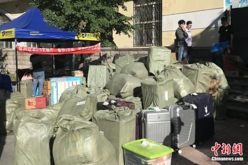 毕业季，黑龙江大学校内快递点堆满了毕业生行李。受访者供图