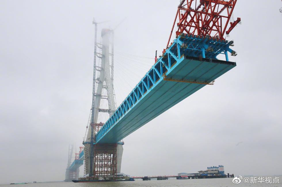 9 世界最大跨度公铁斜拉桥主塔顺利建成