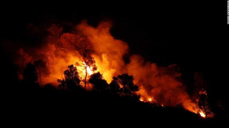 6月27日，西班牙加泰罗尼亚地区发生重大山火灾情 图源：CNN