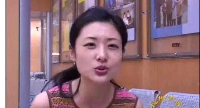 还有周涛姐接受采访的照片也是十分搞怪，