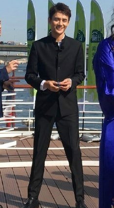 王凯大长腿吸睛