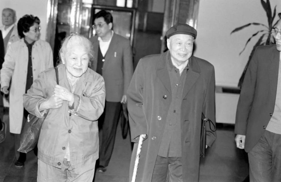 1992年4月,钱三强,何泽慧夫妇在中国科学院第6次学部委员大会上.