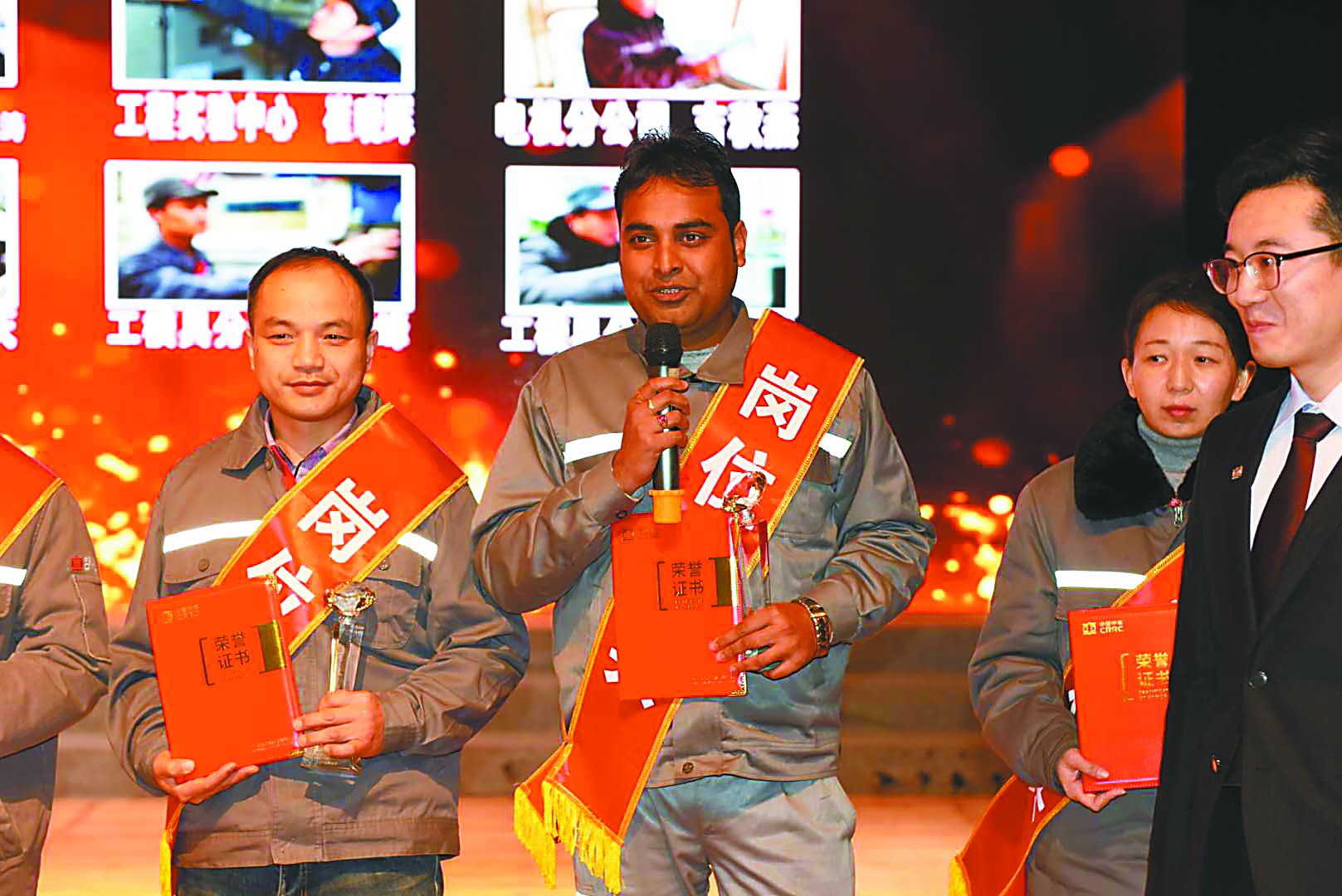 尼玛尔（右）在中国接受公司表彰