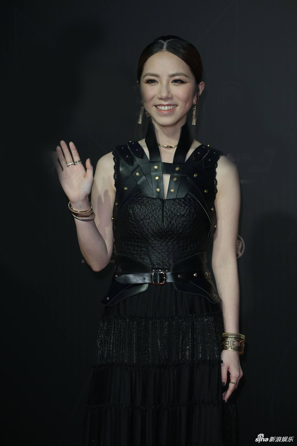 邓紫棋皮裙礼服亮相金曲奖红毯 甜笑向粉丝挥手缓解紧张