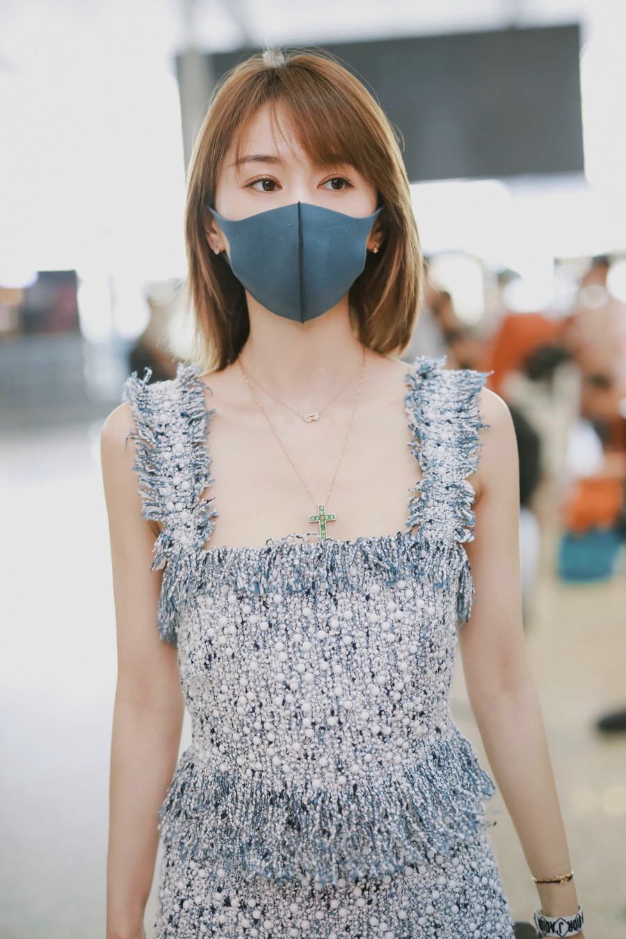 王子文轻便裙装现身机场 尽显夏日清新