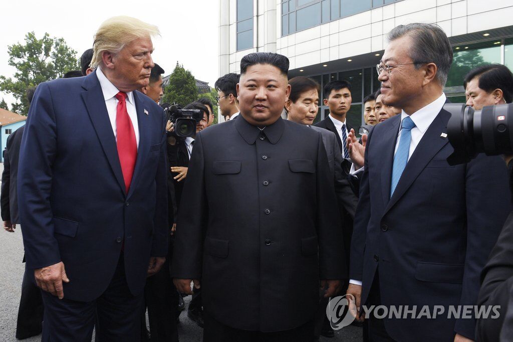 左起依次为特朗普、金正恩与文在寅。(来源：韩联社)