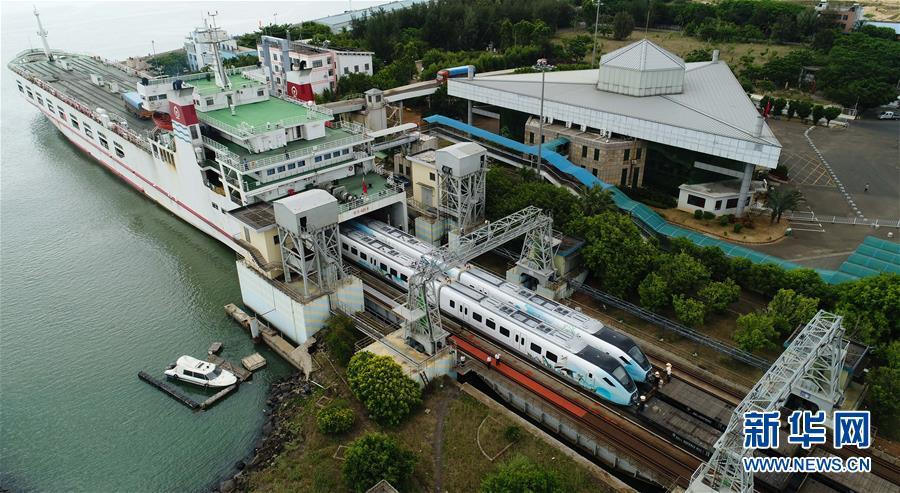当日,首批海口市市郊列车渡过琼州海峡,在海口南港码头"登陆"海南 ..